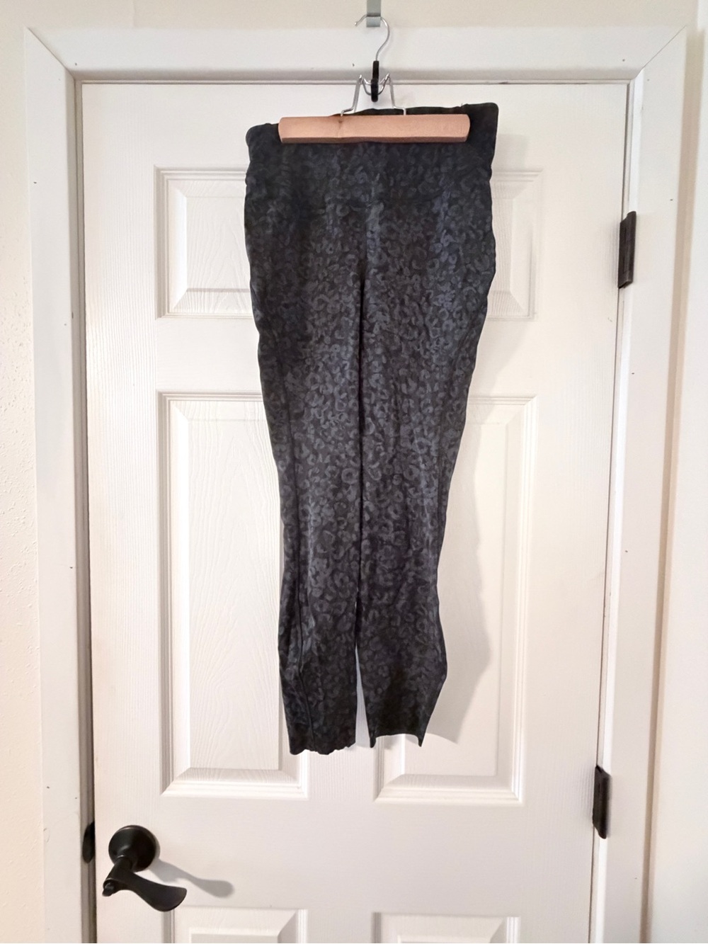 lululemon athletica wonder train black and grey leopard print size 8
